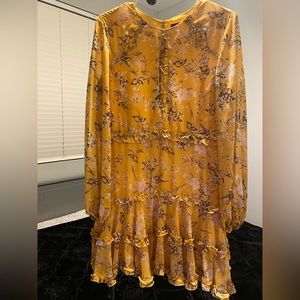 One time wear excellent condition like new, floral yellow dress, size 12.😊